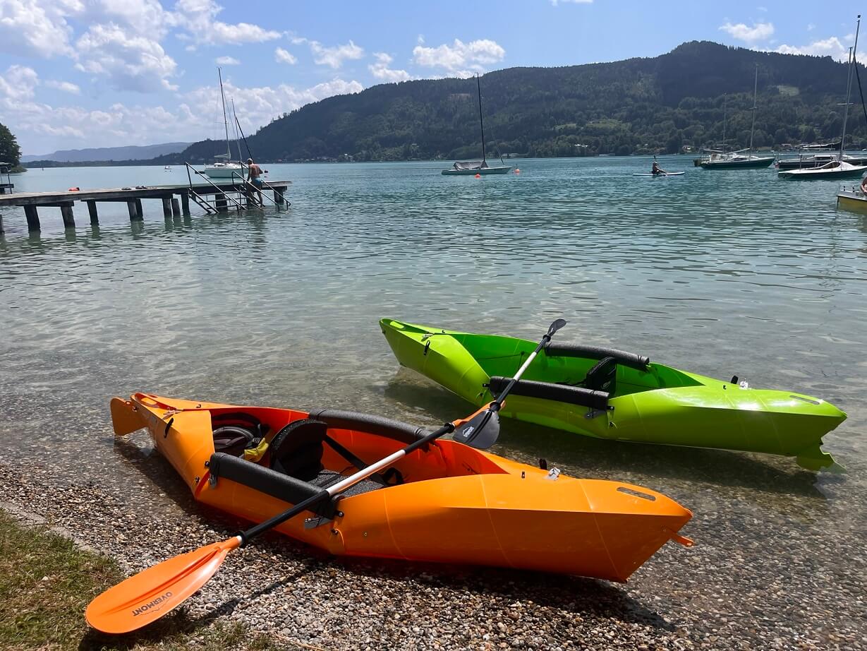 Two foldable kayaks at the shore of Wörthersee.